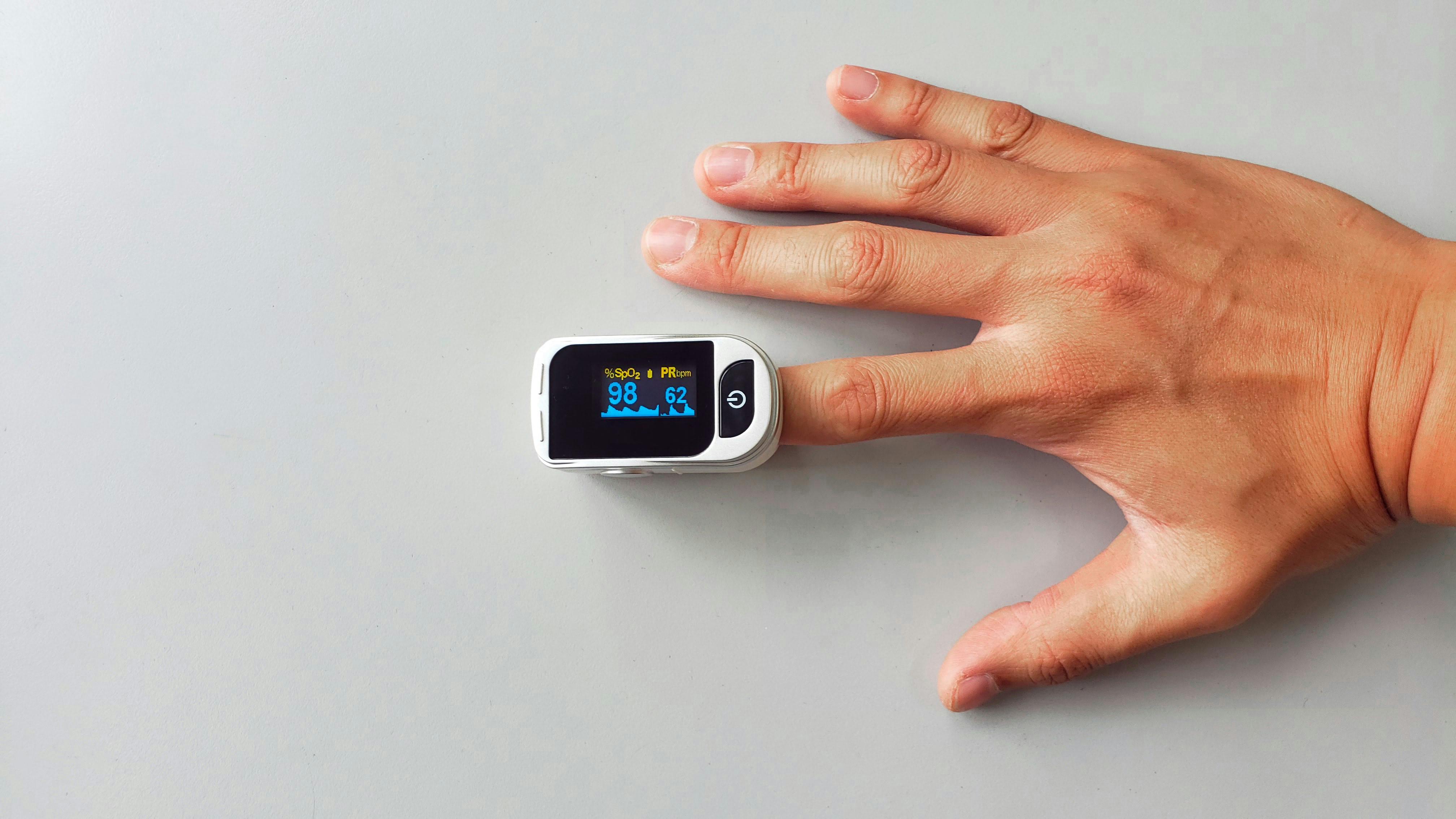 Pulse oximeter monitoring blood oxygen saturation and heart rate